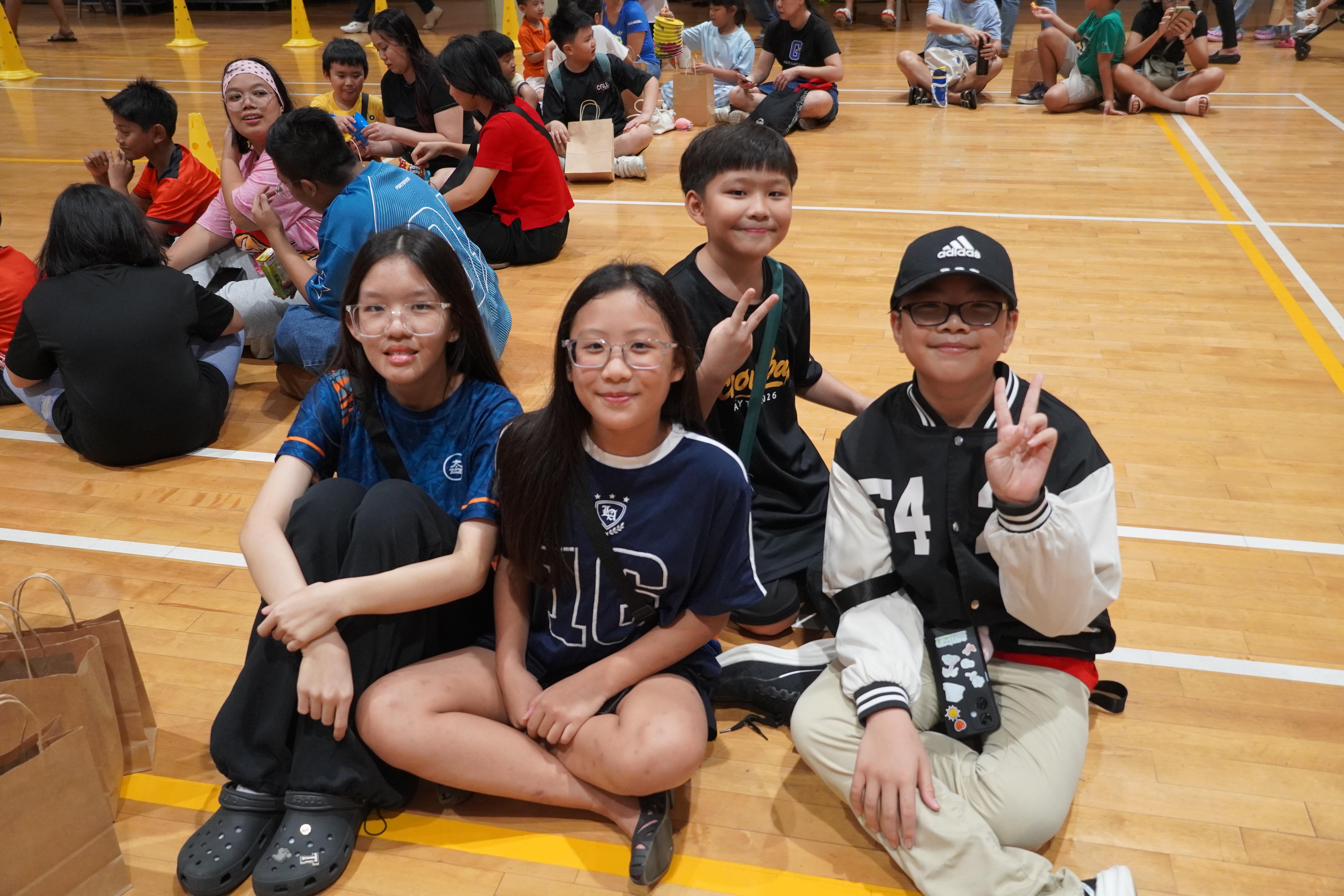 Smiles, friends and plenty of fun — the perfect combination for an exciting evening together!